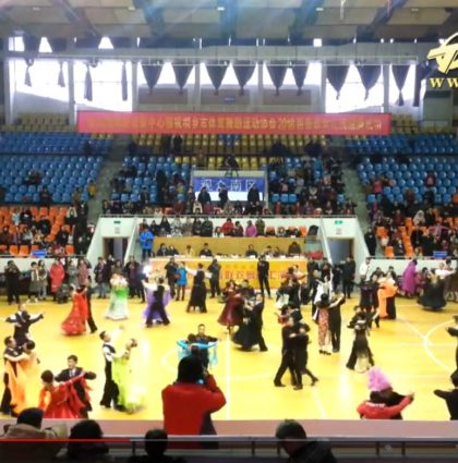桐乡市体育舞蹈运动协会2018新春汇演9 – 集体交谊舞